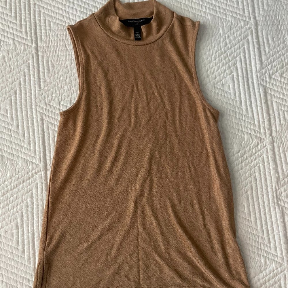 Sleeveless mockneck